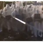 【悲報】中国iPhone工場の暴動で防護服が盾持って応戦ｗ （動画あり）￼